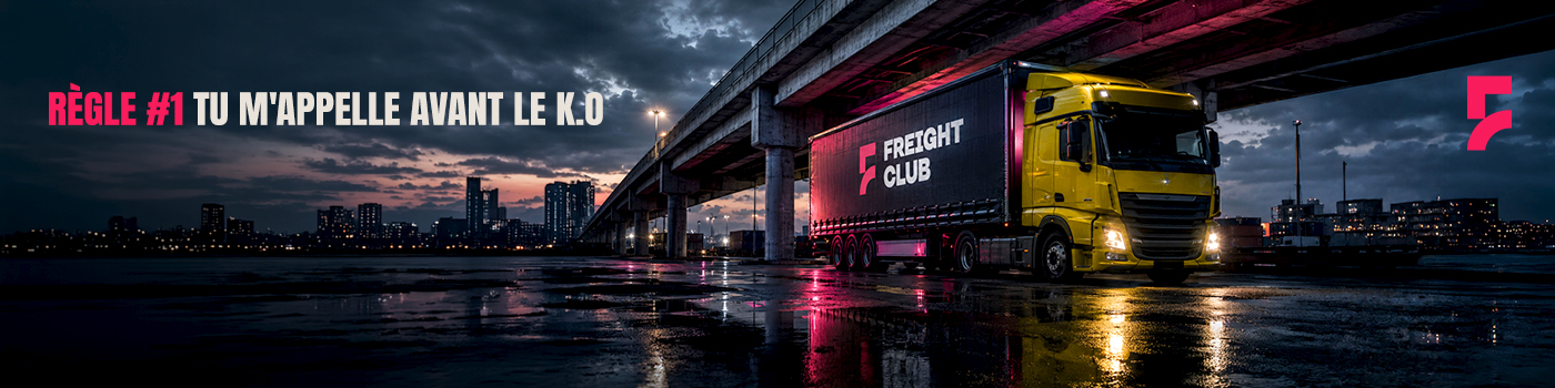 Camion Freight-Club sous un pont au coucher du jour